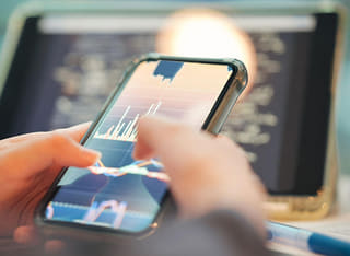 Transparent uttags- och fondöverföringsprocess som en investerare granskar
