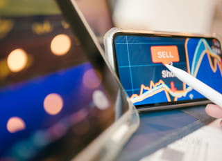 Handlare på flera marknader som granskar Bitcoin, Ethereum och forexoptioner